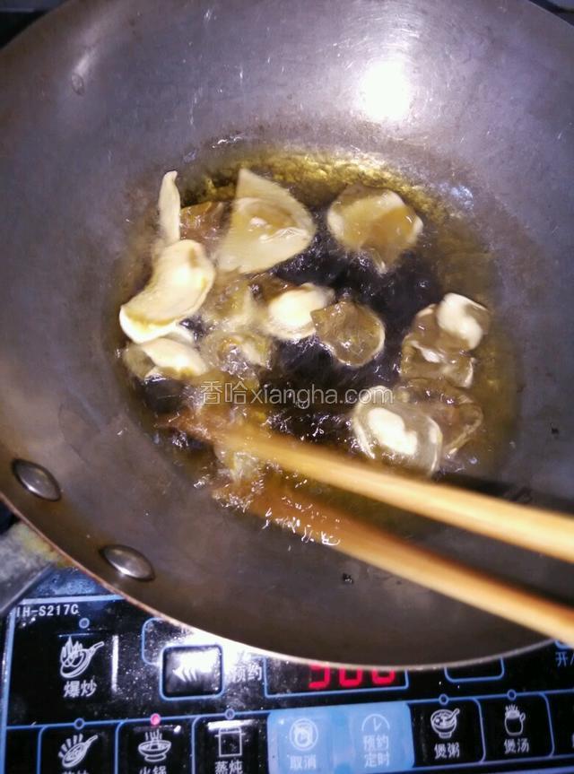 抓一把土豆片扔进去用筷子快速搅拌。