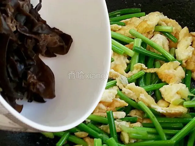 将木耳放入，翻炒均匀