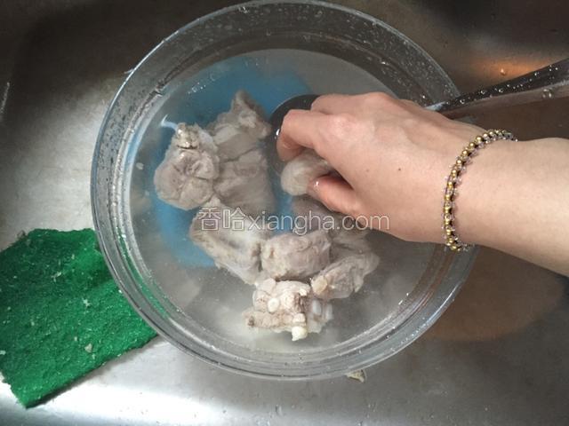 再次清洗排骨去除浮末