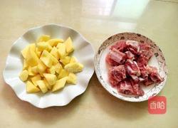 红烧排骨炖土豆的做法图解1