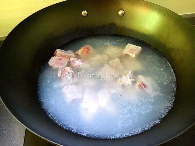 烧开水，放入排骨焯一下，全变色捞出，冷水冲洗干净。沥干水分备用。