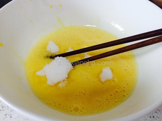 加入白糖搅拌均匀，我放了我家小碟的一碟糖。