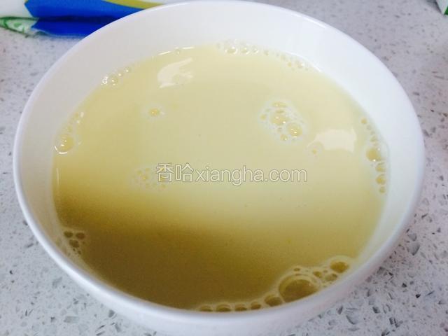 把牛奶倒进蛋液里搅拌均匀。
