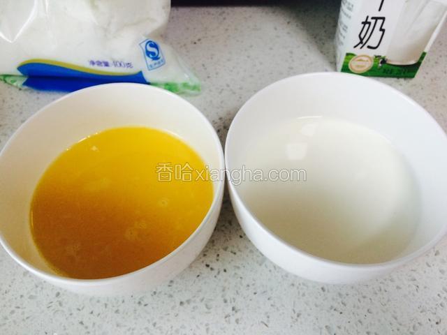 过滤掉小泡泡，牛奶和蛋液的比例一比一。