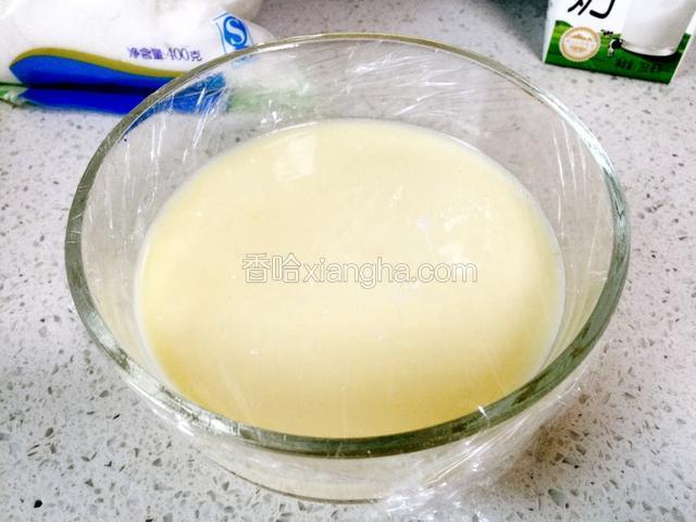 盖上保鲜膜，用牙签扎几个小洞。