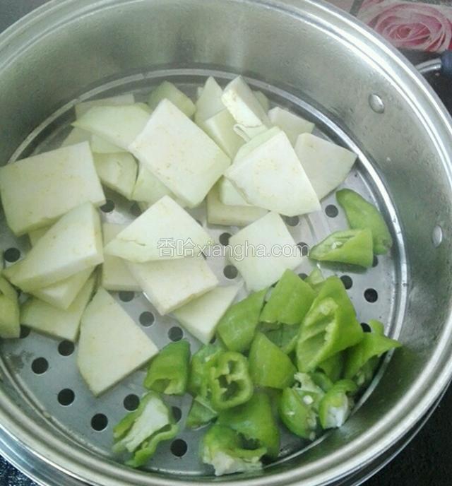 将茄子和青椒放蒸锅中，蒸大火蒸约十分钟