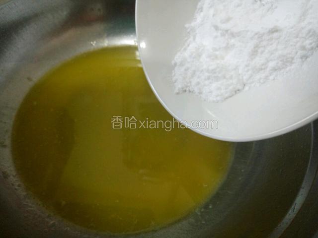 加入糖粉，搅拌至颜色发白。