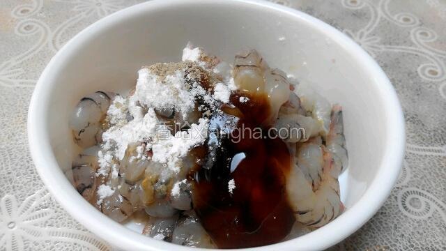 虾扒好皮，用少许的蚝油生粉，胡椒粉，腌制五分钟