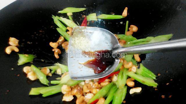 下适量的盐，鸡精，蚝油炒均匀就可以了，