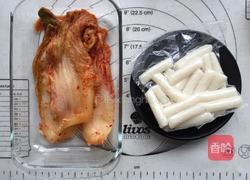 泡菜炒年糕的做法图解1