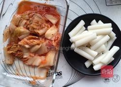 泡菜炒年糕的做法图解2