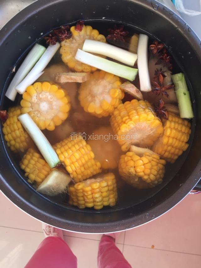 将猪蹄用水煮一下 放入高压锅里 把切好的玉米放在上面 将佐料葱等一起放入