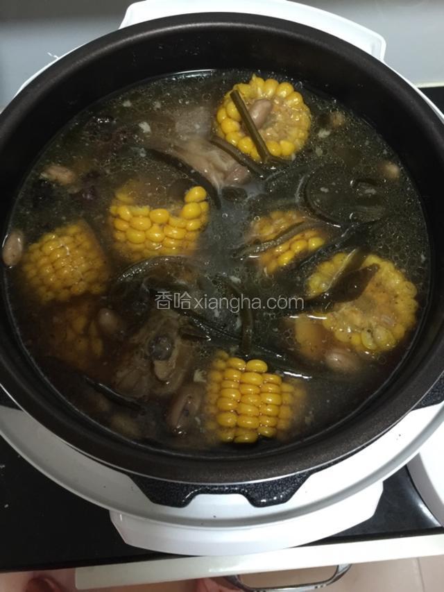 这样定时美味可口的玉米猪蹄汤就出锅了