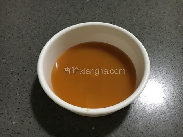 准备小半碗水，放入适量生抽，1勺淀粉搅拌成水淀粉备用。