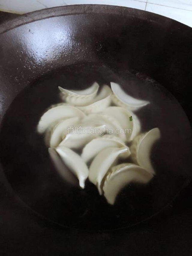 锅里的水烧开后下饺子