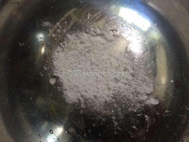 煮鱼的时候，用小碗装一小勺红薯淀粉