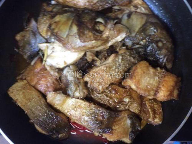 待汤汁收好后，将鱼捞出