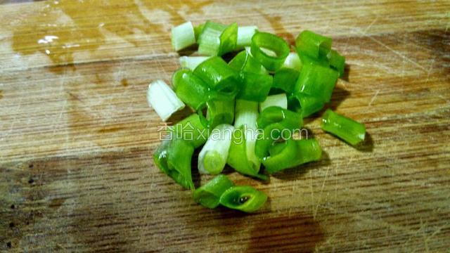 香菜切末备用