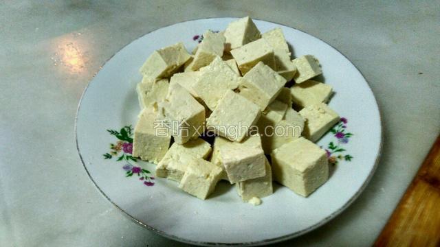 豆腐切块备用