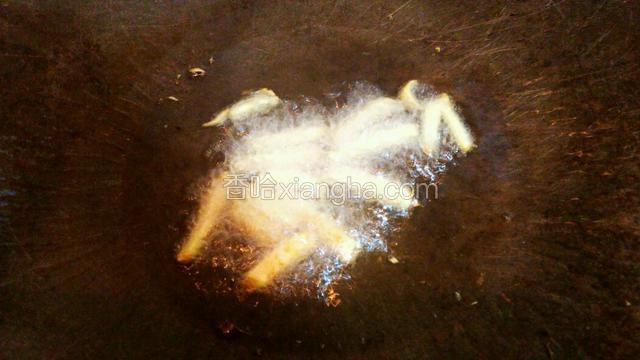 锅加油，爆姜丝