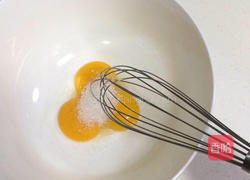 红丝绒戚风杯子蛋糕的做法图解3