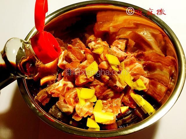 放酱油适量拌匀