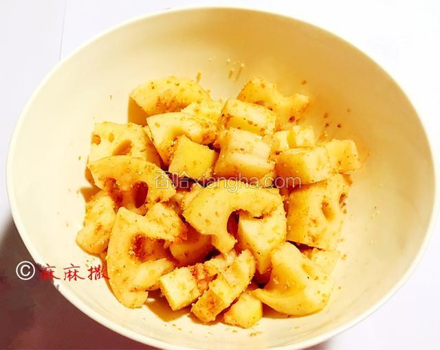 莲藕加糯米粉拌匀入味待用
