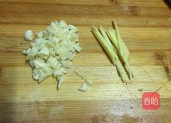 蒜香青蚕豆的做法图解2