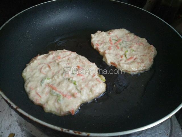 用勺子把豆渣糊倒进去！我家勺子比较小一勺一刚好一个饼