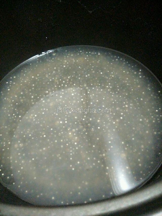 继续按煮饭键烧开，焖第二次的样子，已经只剩下一点点白点了