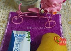 香浓芒果奶昔的做法图解1
