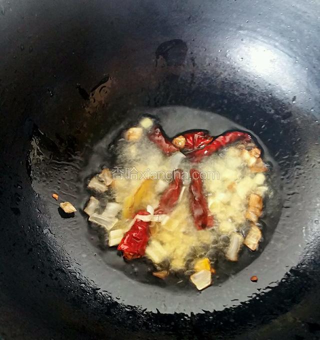 起油锅，加入葱，姜，干辣椒爆香。
