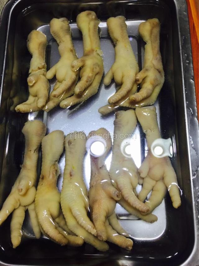 煮好的鸡爪捞出后放水笼头下反复冲洗，先冲洗掉油脂和杂质，放入冰水浸泡半小时，经过冰水浸泡过的鸡爪口感更劲道