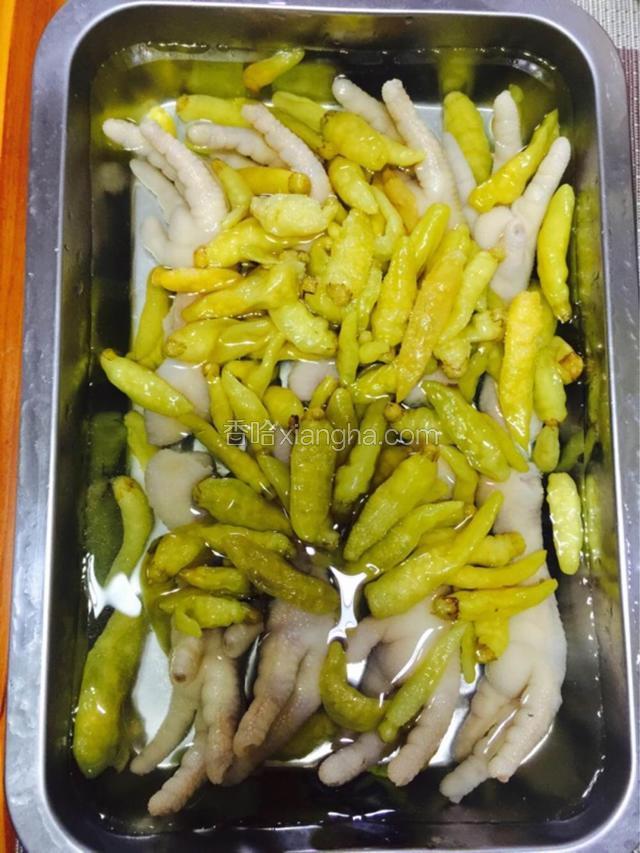 鸡爪放在容器里，加入500克泡椒（如果喜欢辣，可以直接把小米椒剪碎）再加入纯净水没过鸡爪，加入适量盐，根据自己的口感添加，再加入适量白醋