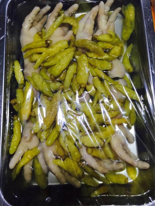 用保鲜膜密封，放进冰箱冷藏八小时即可