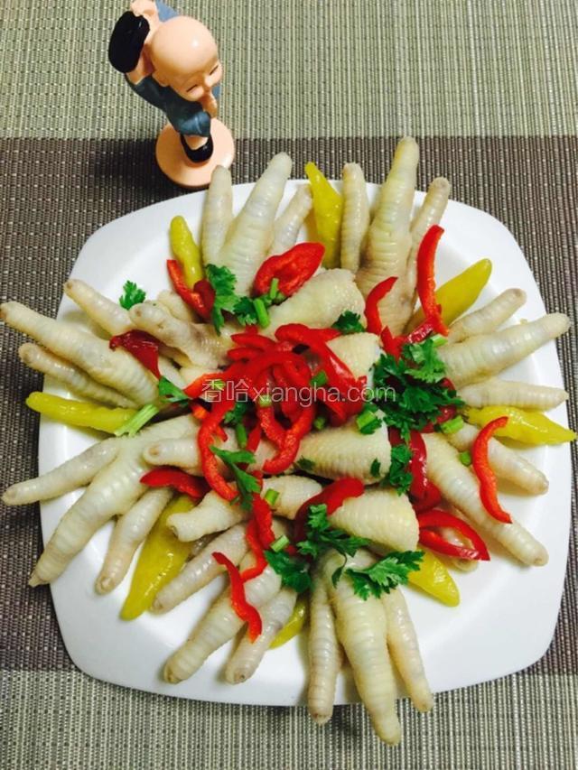 经过冷藏后的鸡爪，摆盘，添加红椒丝