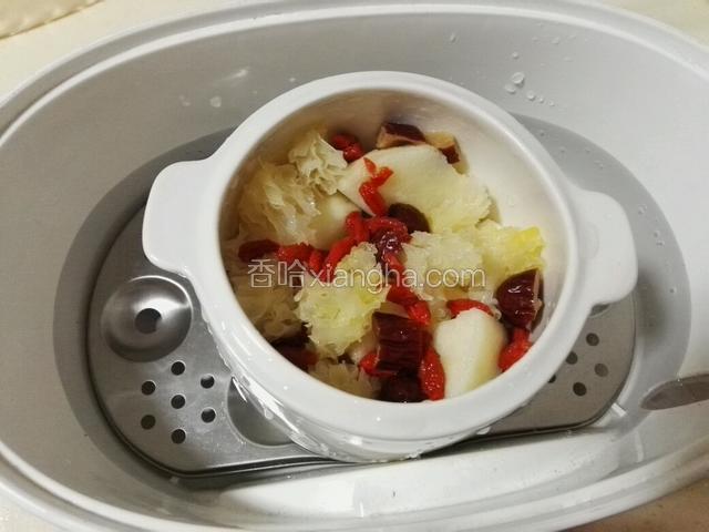 将食材放入炖盅。
