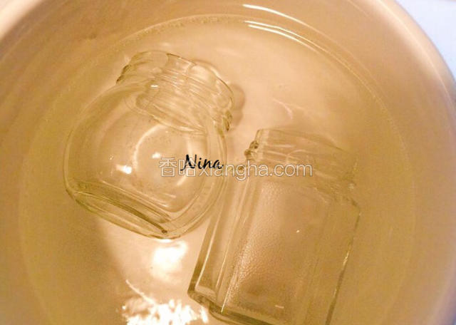 首先要把装果酱的容器用开水煮沸消毒并且完全晾干。