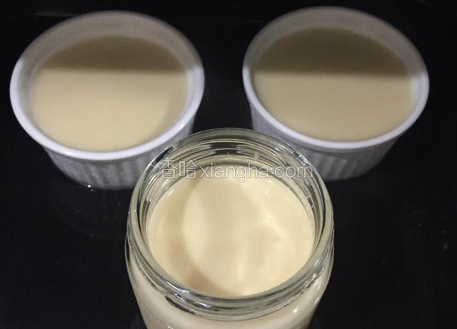 布丁液倒入烤碗中放在烤盘上，然后把烤盘注上水。
提前预热烤箱170度。