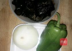 洋葱拌木耳的做法图解1