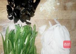 洋葱拌木耳的做法图解3
