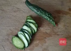 Illustration of how to make cucumber and egg pancakes 1