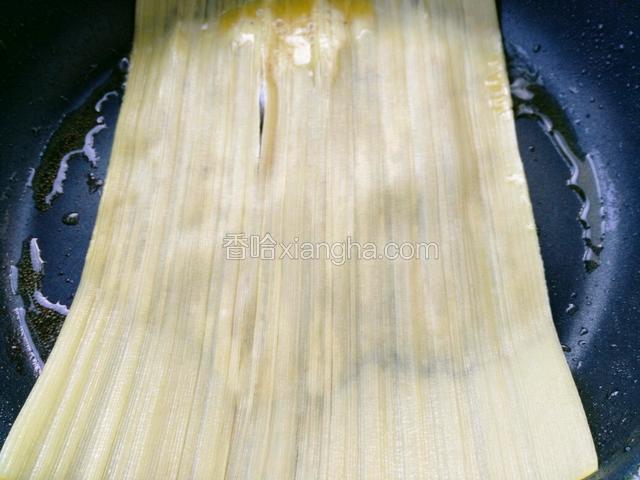 锅里放一点点油，放入冷面（平底锅小，一次放一张正好）