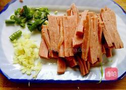 豆角炒火腿的做法图解2