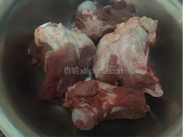 大骨头洗净冷水入锅焯水去点血末