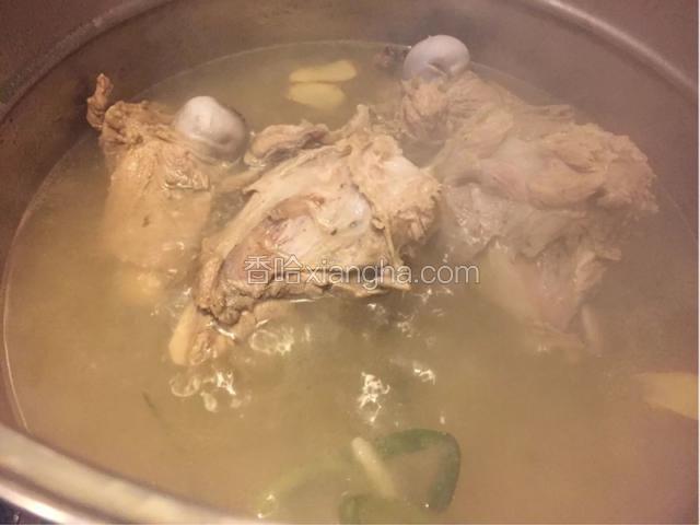 淋入料酒和几滴白醋（促进钙的吸收）转小火炖煮两个小时