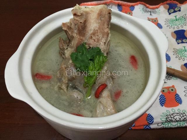 加入适量盐和枸杞子，美味的大骨头汤好喝又补钙，也可以加入自己喜欢的青菜，味道同样棒棒哒。