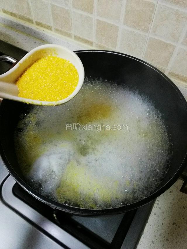 锅中水开后，放入两勺玉米渣