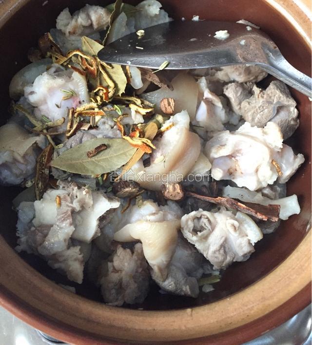 炒匀后加入一包大料
