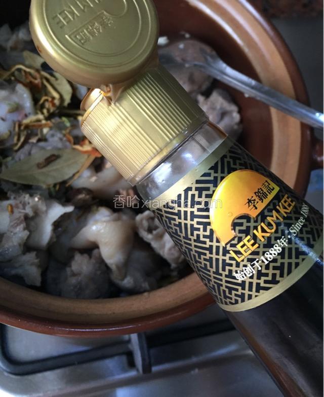加入适量秘制红烧汁（没有的可以加酱油和适量老抽）